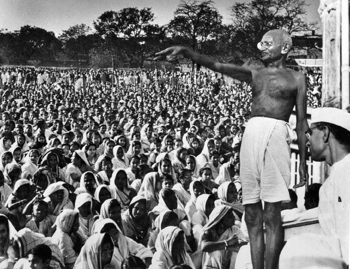 gandhi-and-crowd
